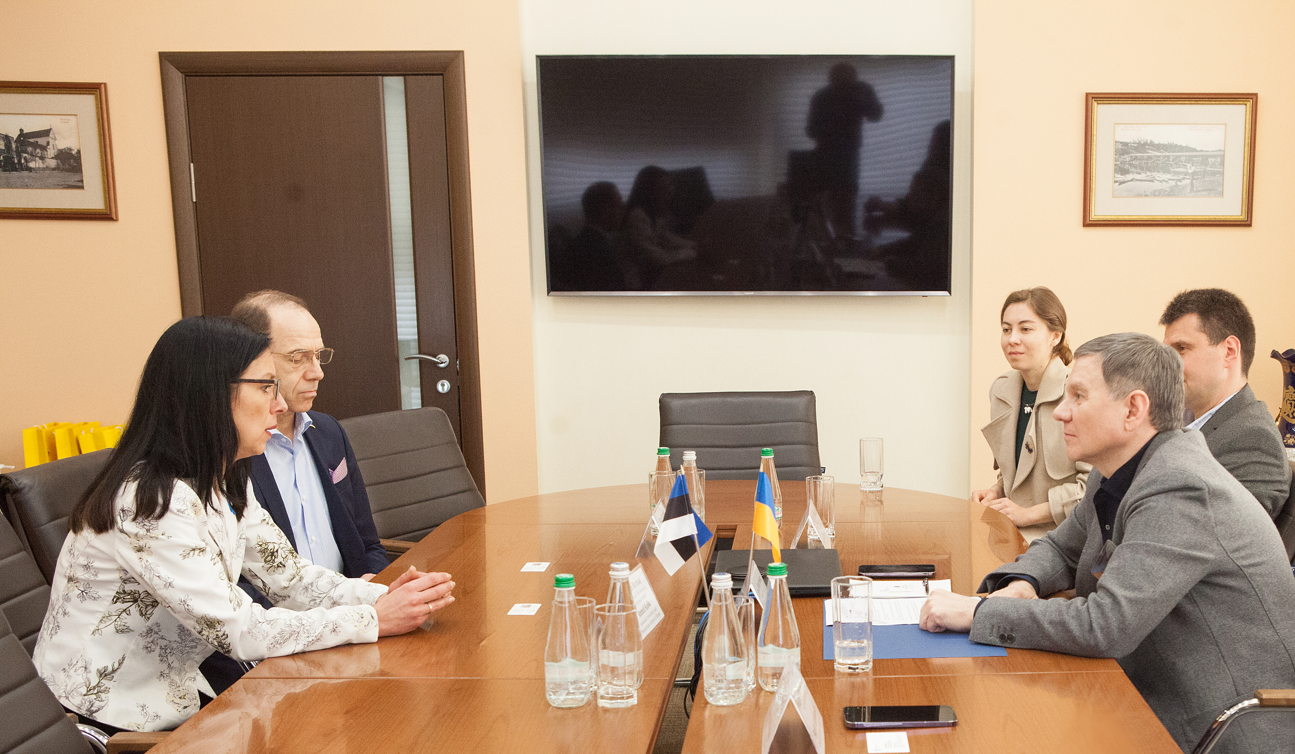 Вінницький міський голова Сергій Моргунов зустрівся з Надзвичайним і Повноважним Послом Естонії в Україні Аннелі Кольк та радником з питань економіки та бізнес-дипломатії, співробітництва й реконструкції Посольства Естонії в Україні.